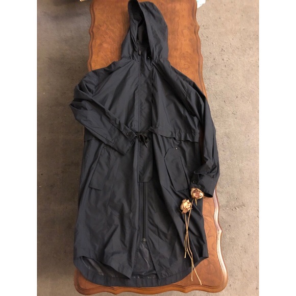 Everlane The Lightweight Anorak in Midnight - Picture 3 of 6